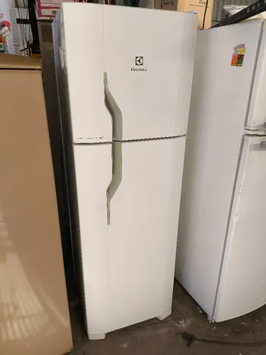 Vendo geladeira semi nova Electrolux