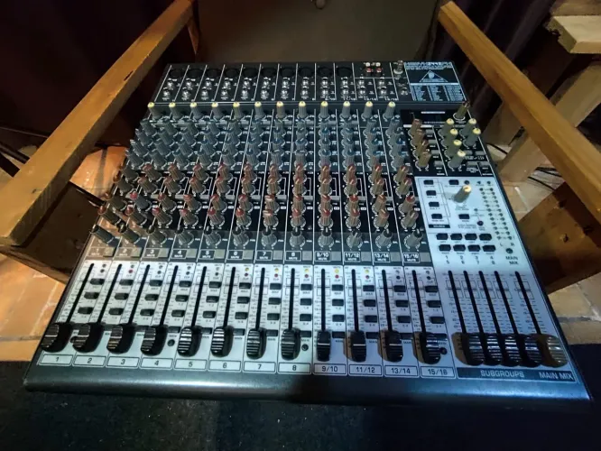Mesa de som Behringer xenyx 2442FX
