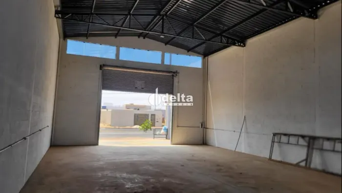 Galpão disponível para venda no bairro Residencial Lago Azul em Uberlândia-MG