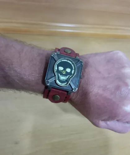 Relógio vintage em latão "CAVEIRA" , pulseira de couro\ muito diferente!