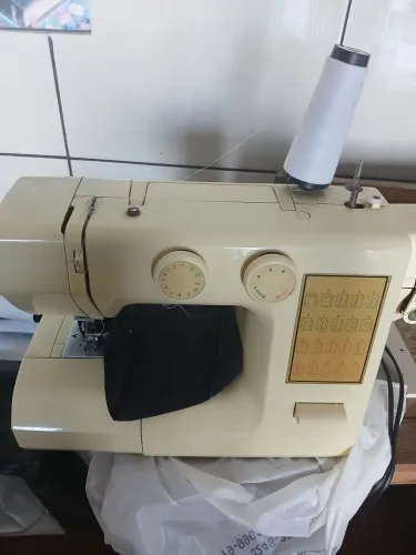 MÁQUINA DE COSTURA YAMATA.