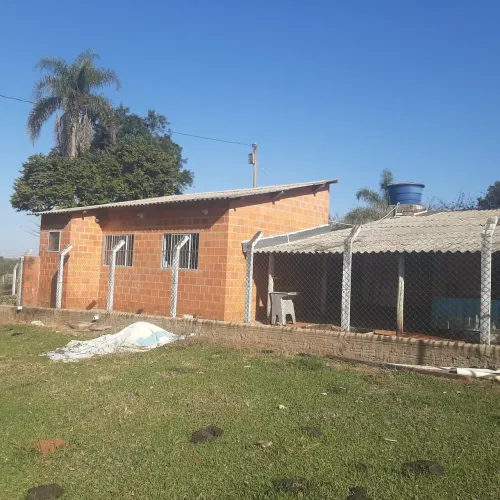Sitio com casa de 2 cômodos e cômodos anexos