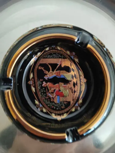 Cinzeiro pintado com detalhes em ouro 24k