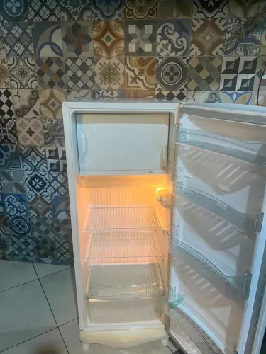 Geladeira cônsul semi nova