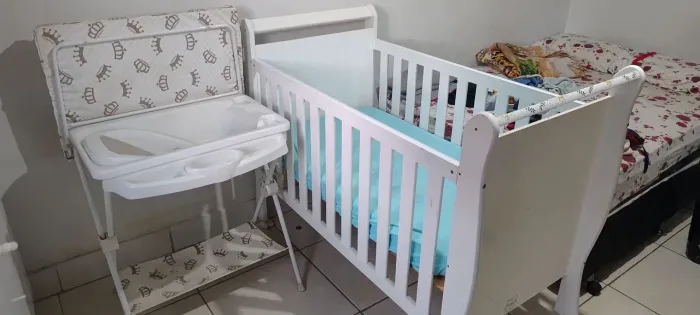 Berço mais colchão e trocado com assento