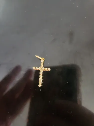 Pingente cruz, ouro 18k e safira branca