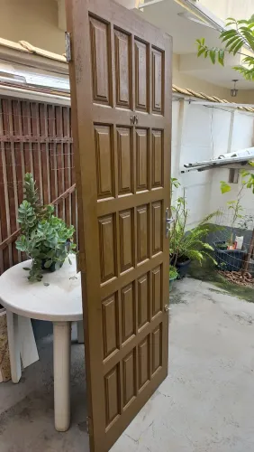 Porta de madeira almofada 210x80 pintada com fechadura 