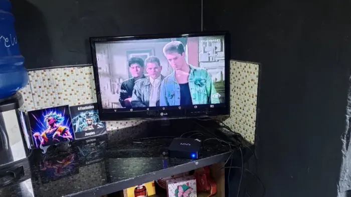 TV LG 22 polegadas em bom com alguns detalhes, aceito troca.