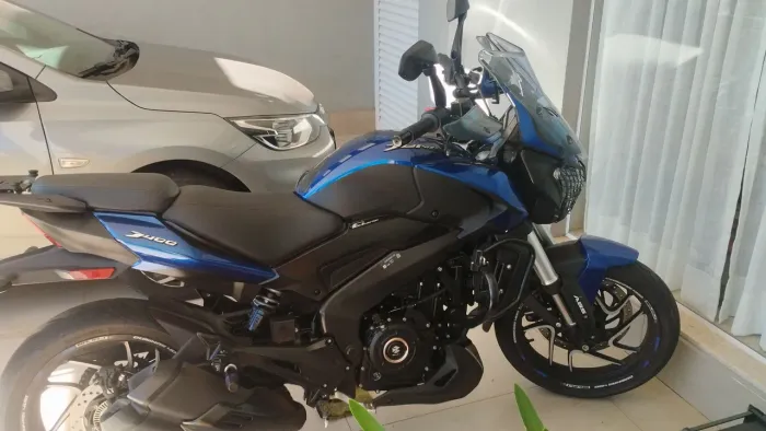 Dominar 400 azul sem detalhe
