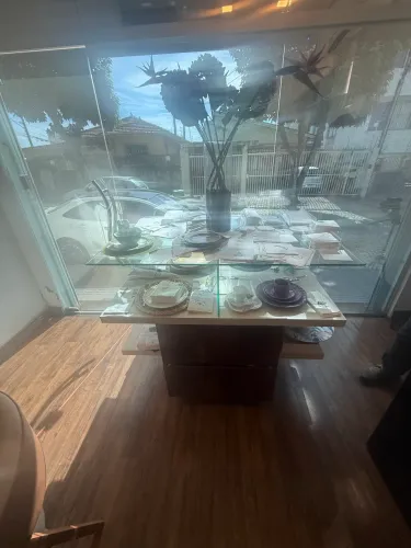 Expositor de Loja Ilha em Madeira com Tampo/Vitrine de Vidro - Excelente Estado
