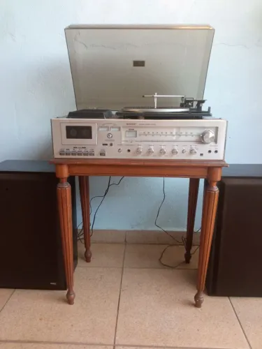 Vendo lindo e impecável 3x1 Sharp SG 220 funcionando tudo rádio stereo, toca fita e disco.