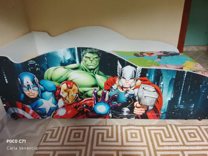 Cama infantil heróis, com rodinhas. Acompanha colchão. Td em ótimo estado.