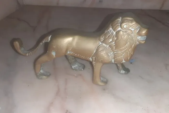 Estatueta em bronze motivo Leão no estado