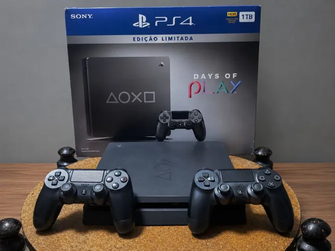 PS4 Slim (Days of Play Edição Limitada) 1TB