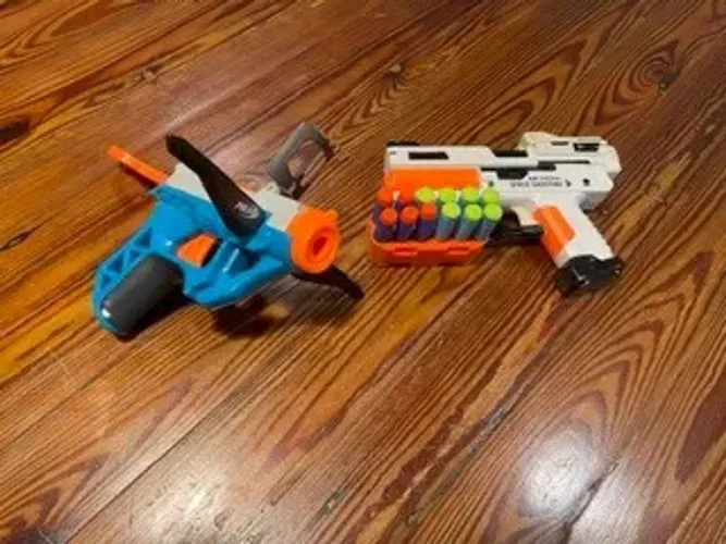 Lote 1 Nerf N-Strike Bowstrike + 1 Lançador Espacial c/ Suporte