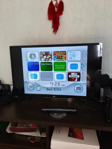 Nintendo Wii (SOMENTE O CONSOLE COM CABOS)
