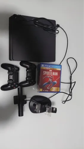 Vendo PS4 slim com dois controles, câmera e base de carregamento