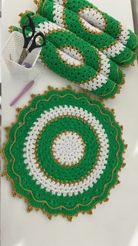Sousplat de Crochê kit com 4 oi kit com 6 Redondo Verde e Branco com Bico Dourado