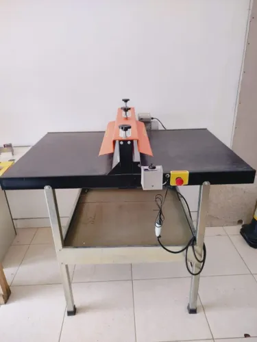 Máquina De Corte E Vinco Elétrica Semi Automática - 80cm com Banca -Marca Extenso Máquinas