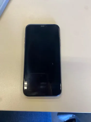 iPhone 11 - Completo com carregador + 10 capinhas!