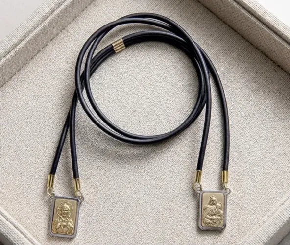 Escapulário Ouro 18k Cordão Silicone