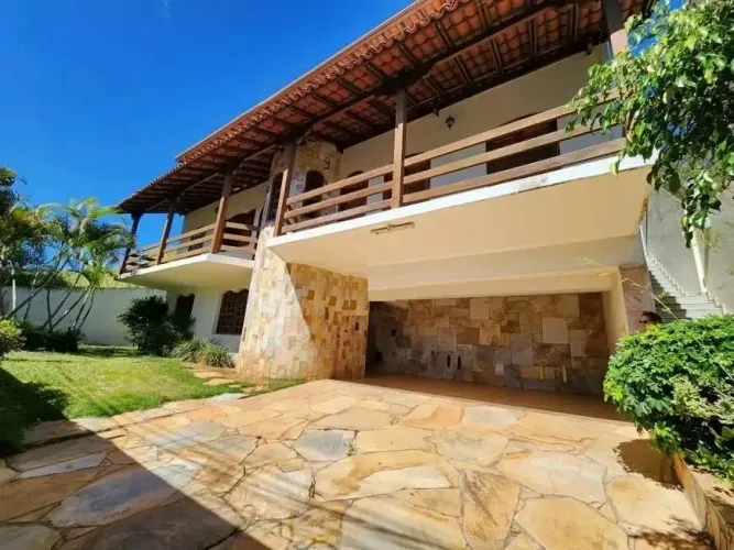 CASA RESIDENCIAL E COMERCIAL DE 5 QUARTOS E 6 VAGAS NO BAIRRO SANTA LÚCIA!