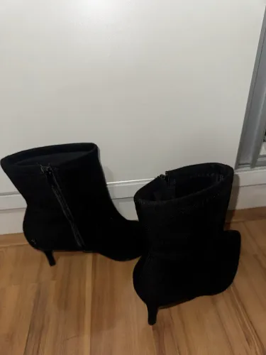 Bota salto fino preta