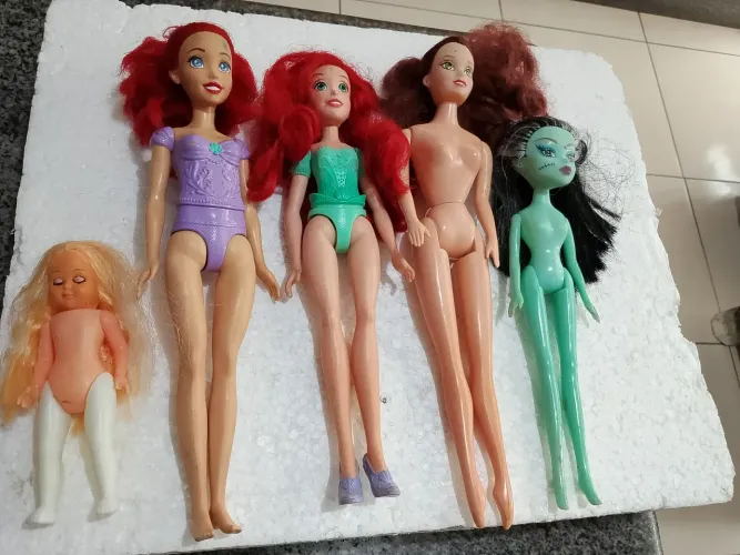 Lote de bonecas Disney e outras antigas