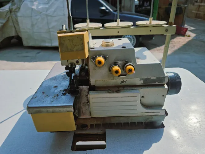 Maquina de costura Overlock