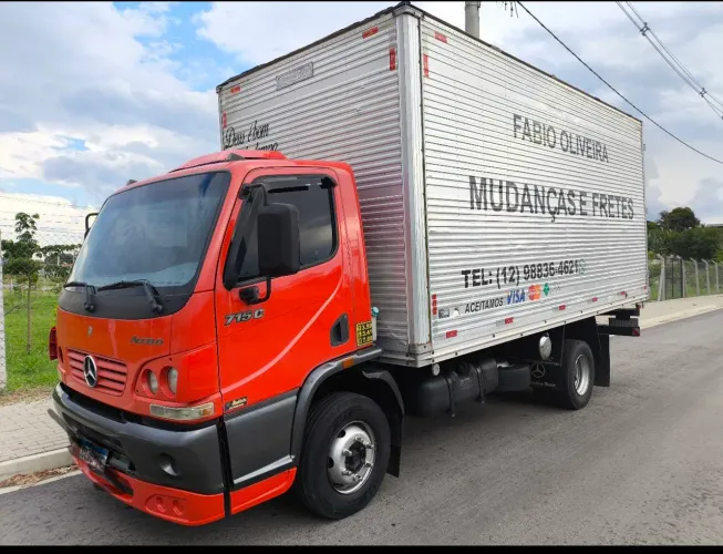 Accelo 715 C Baú Chapeado 