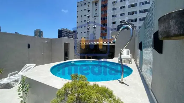 Sobrado no Boqueirão com 3 suítes, piscina e churrasqueira.