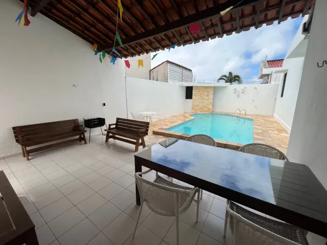 Casa em excelente estado, mobilada com piscina. 300 metros do mar