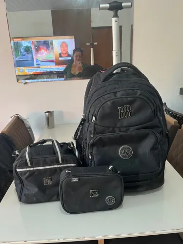 Vendo kit escola Rebecca Bonbon