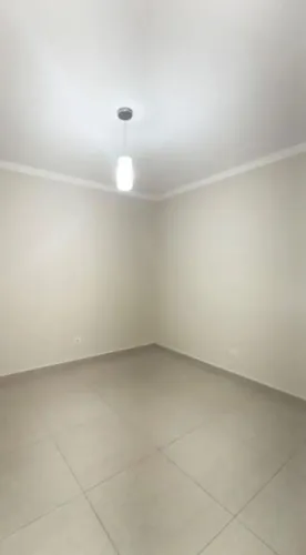 ALUGA SE CASA BEM LOCALIZADA