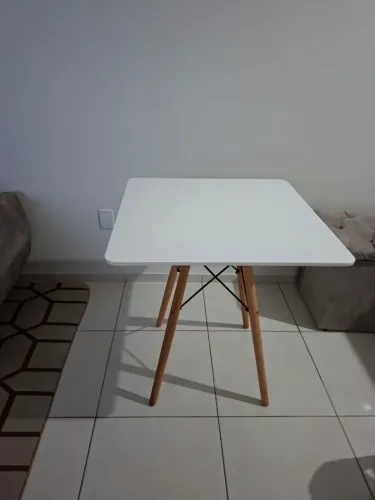 Mesa Eiffel 70cm branca - Semi nova