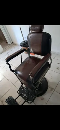Cadeira de barbeiro ferrante antiga .