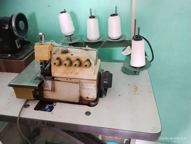Vende-se máquina de costura está e overloque, ambas industriais, em excelente estado.