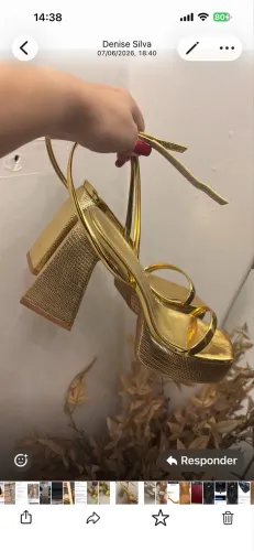 Sandália dourada elegante