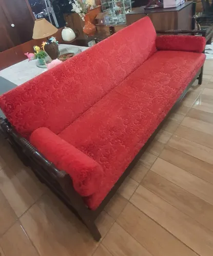 Sofá-Cama Colonial Clássico (Anos 50) em Madeira de Lei e Veludo Adamascado Impecável