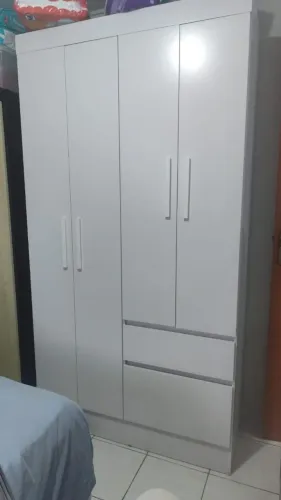 Guarda roupa 4 portas e e duas gsvetas