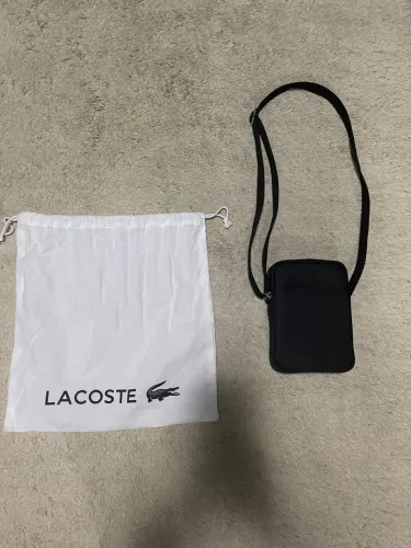 BOLSA LATERAL LACOSTE EFEITO PIQUÉ