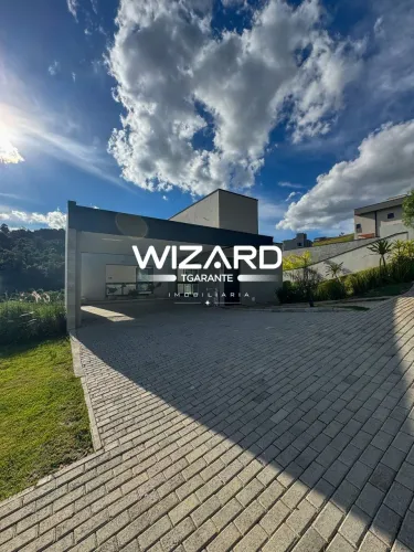 Casa em Atibaia à venda com 3 suítes, piscina área gourmet e 3 vagas garagem em condomínio