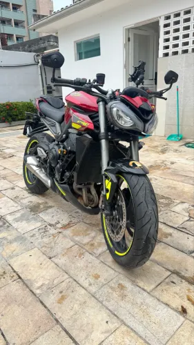 Moto toda adesivada, pneus novos, único dono.