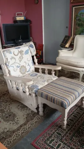 Confortável poltrona de balanço em imbuia pintura de patina com apoio de pés