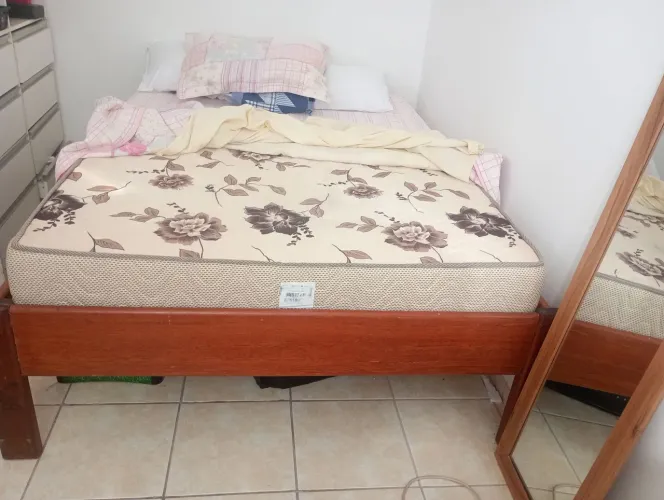 Cama e colchão casal, em madeira de lei