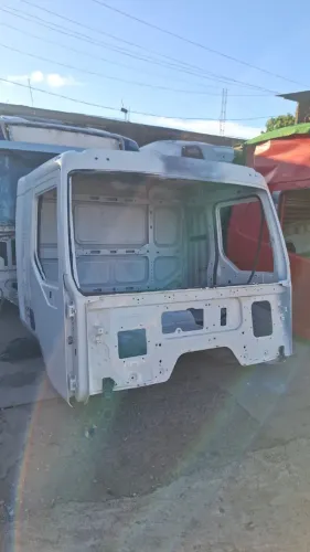 Cabine Volvo VM Leito - Só estrutura - Com portas