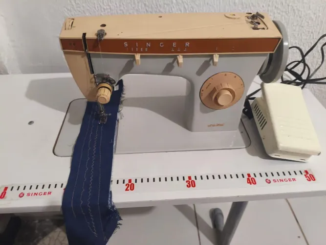 Máquina  Singer com móvel motor