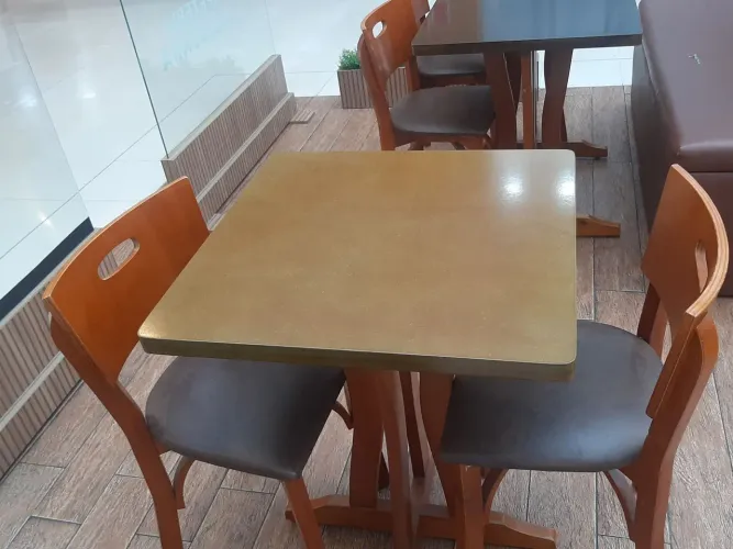 Mesas , cadeiras e  sofás  para bares , restaurantes  e cafés. 