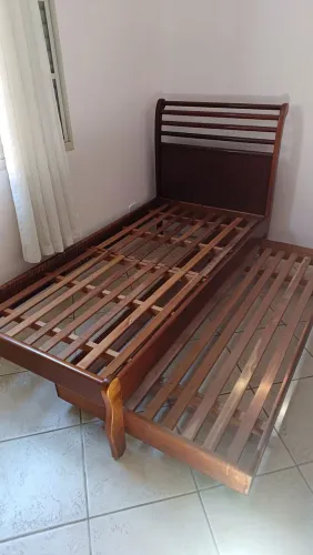 Cama de solteiro c cama auxiliar ( madeira maciça em ótimo estado)