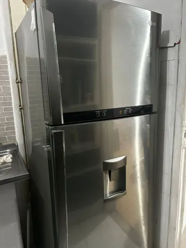 Vendo geladeira LG inox em bom estado de conservação, porém não está gelando embaixo.